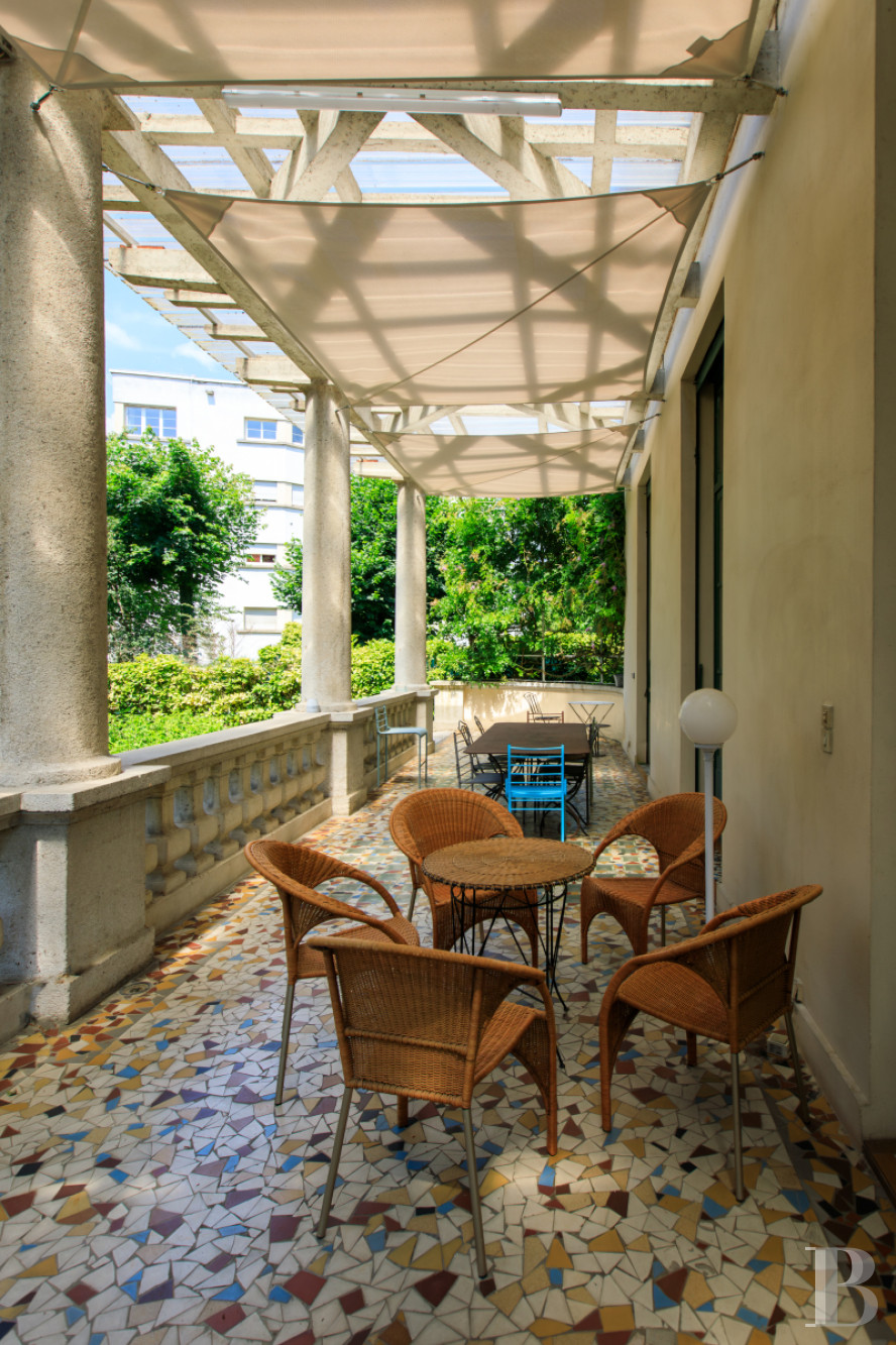 En Saône-et-Loire, à Mâcon, une villa et son jardin entièrement de style Art déco - photo  n°28